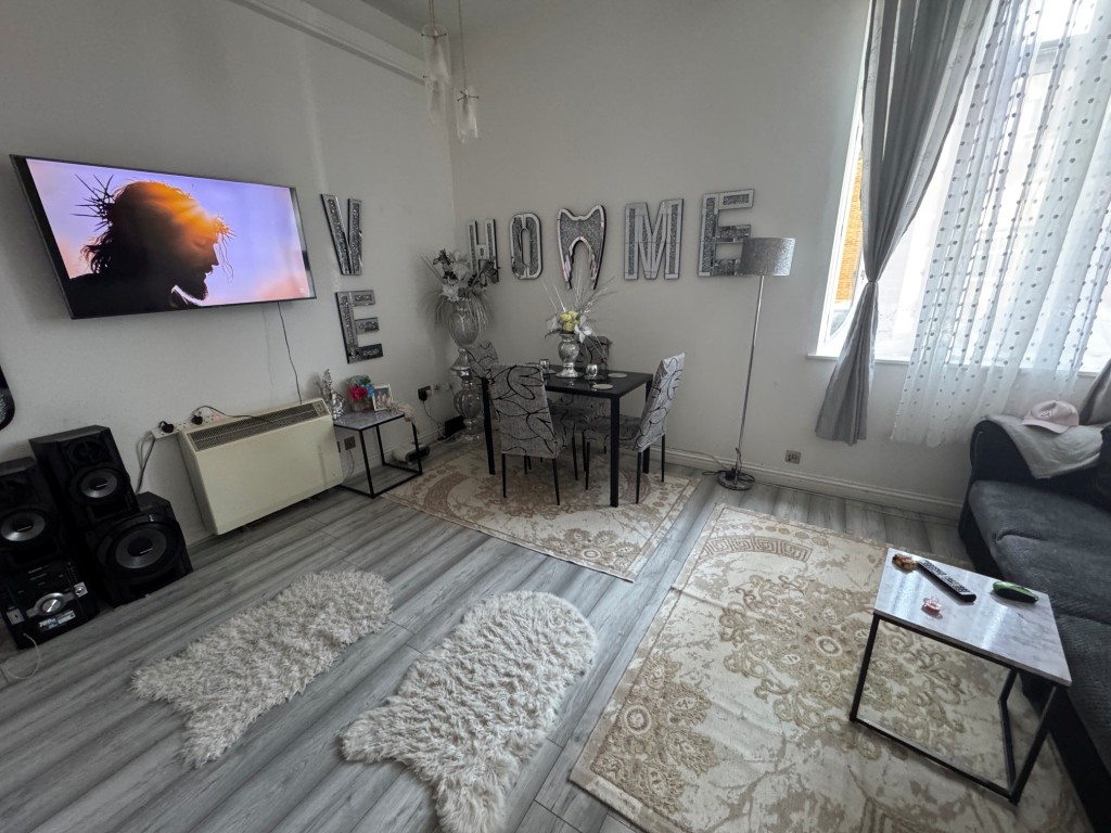 Lot: 113 - SIX FLATS FOR INVESTMENT - James House Flat 2 Living room